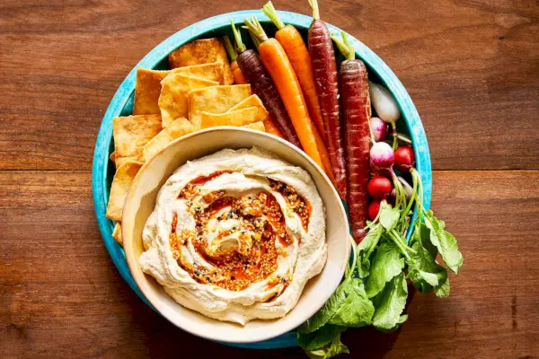 Salsa di tofu e tahini con peperoncino croccante