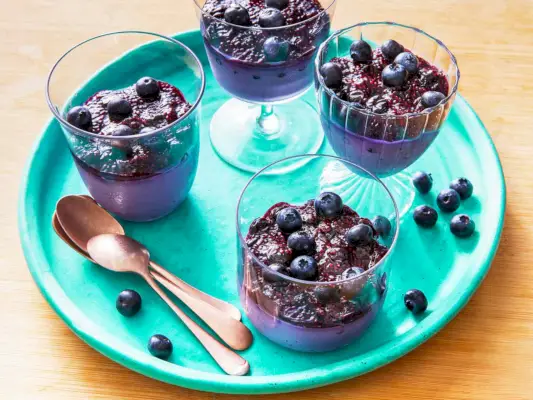 Bicchieri da dessert di panna cotta ai mirtilli con budino di chia ai mirtilli