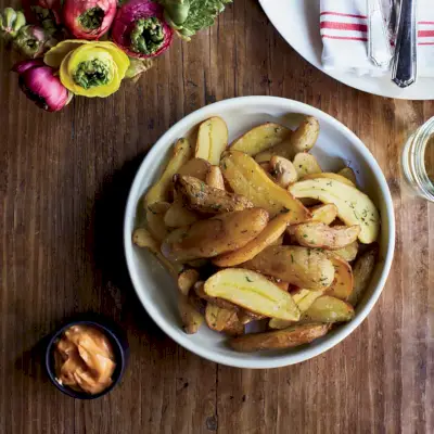 Fingerling Papas Bravas avec aïoli fumé