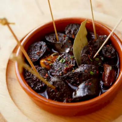 Chorizo poché au vin rouge