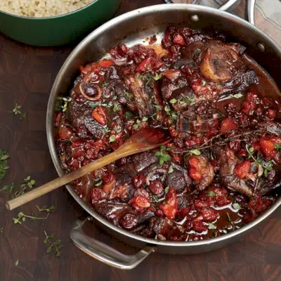 Chuletas de cordero estofadas con Zinfandel y frutos secos