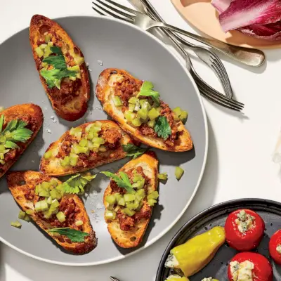 טוסטים של Nduja עם סלרי כבושים במהירות