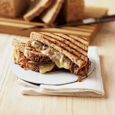 Kanapki z grillowanym Gruyère i słodką cebulą