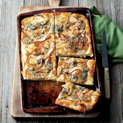 Focaccia z karmelizowaną cebulą, gruszką i serem pleśniowym. Zdjęcie © Quentin Bacon
