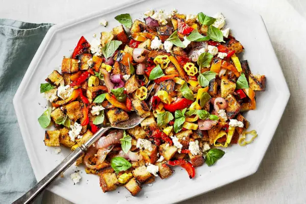 Grillowana papryka i cebula Panzanella z Peperoncini Vinaigrette