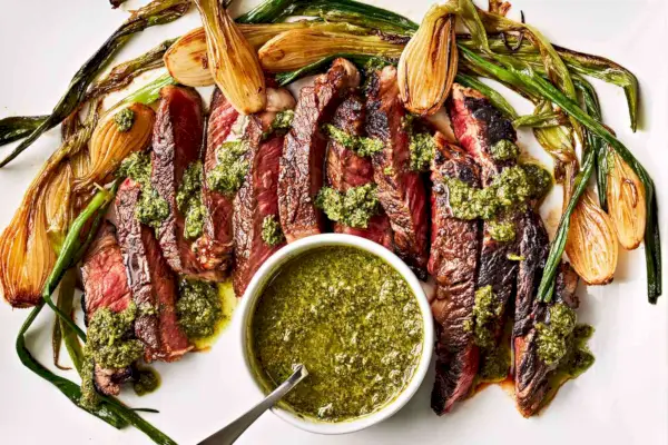 Rib Eye ze zwęgloną dymką i salsą Verde