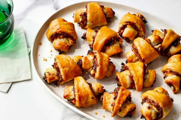 Rugelach z dżemem cebulowym i kozim serem