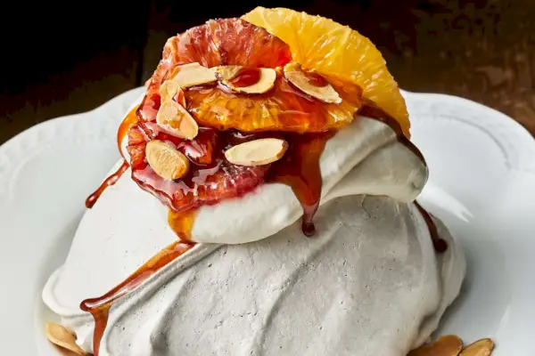 Przyprawione Pavlovas z pomarańczami i karmelem z grzanego wina