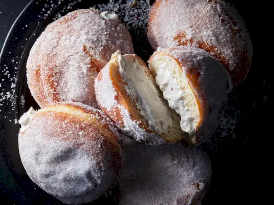 Przepis na pączki z bezą klonową