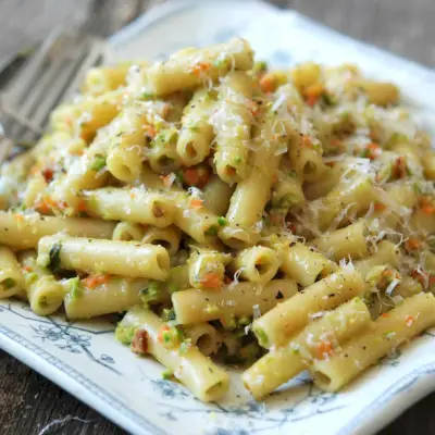 Rigatoni con pesto de espárragos y pistachos