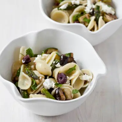 Ensalada de pasta con verduras asadas, perejil y queso feta