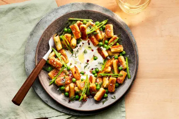 Ñoquis de queso feta con yogur al limón, guisantes y eneldo