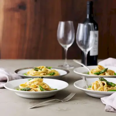 Fettuccine Alfredo con Espárragos