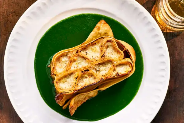Receta de lasaña tejida con prosciutto y salsa de espinacas
