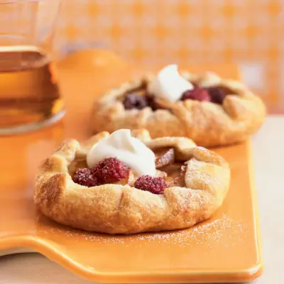 Croustades de melocotón y bayas