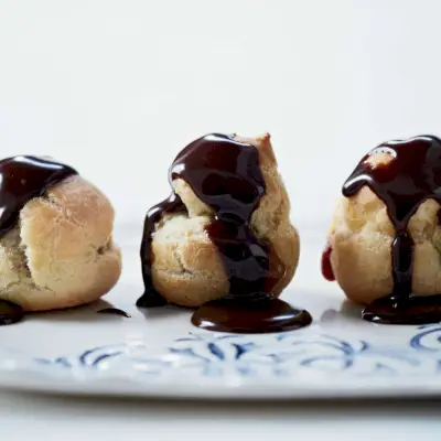 Hojaldres de crema de caramelo salado con salsa de chocolate tibia
