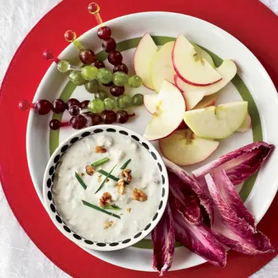 Dip z sera pleśniowego i orzechów włoskich z Waldorf Crudités