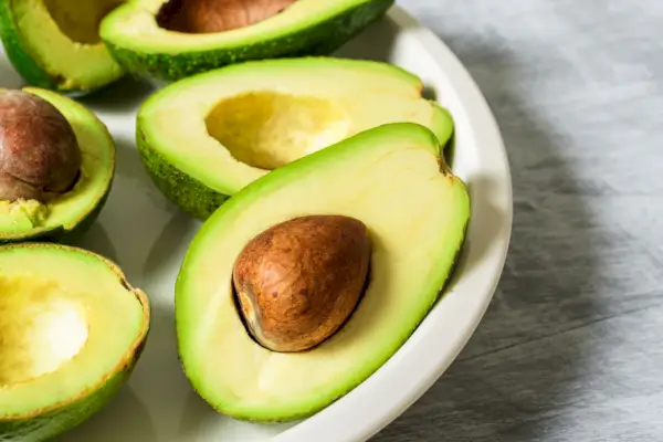 Avocats mûrs coupés en deux