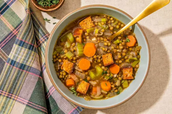 Soupe française aux lentilles et légumes