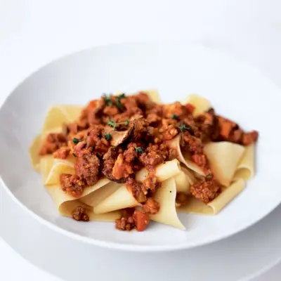 פפרדלה עם יין אדום ובשר Ragù