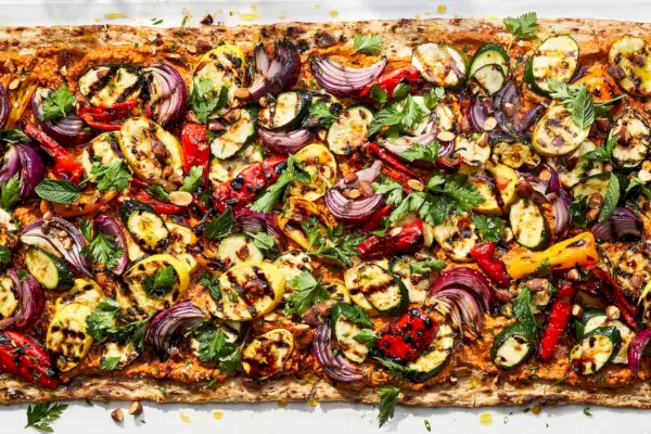 Focaccia con verdure grigliate e ricetta Muhammara alle mandorle affumicate