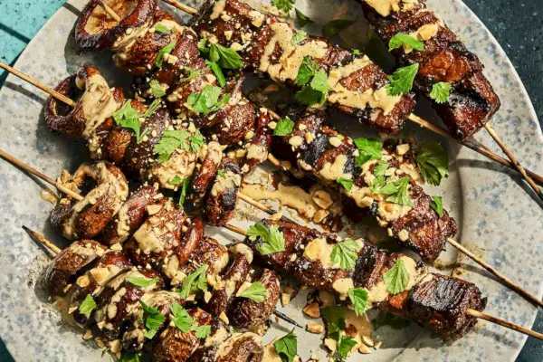 Satay di funghi e manzo con salsa di cocco e arachidi