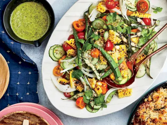 Insalata di mais grigliato, pomodori e gombo