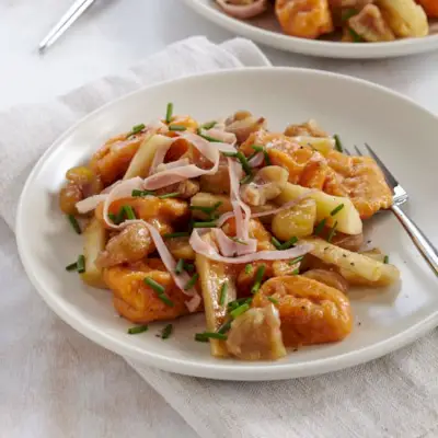Sladké zemiakové gnocchi s Salsify, gaštanmi a šunkou