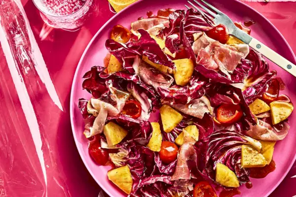 SAŁATKA Z ANANASA I SZYNKI SERRANO Z TAJSKIM WINEGRETEM CZERWONYM CURRY na różowym talerzu