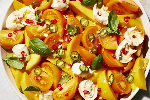 SAŁATKA Z POMIDORÓW I MANGO Z VINAIGRETEM NUOC CHAM