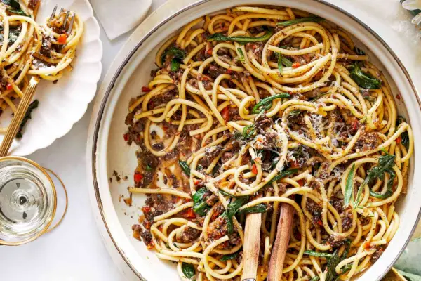 Bucatini avec ragoût de champignons, feuilles de pissenlit et estragon