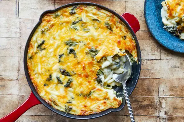 Macaroni au fromage et au babeurre avec bébé chou frisé