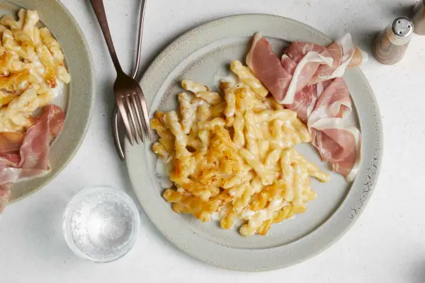 Pâtes crémeuses au four avec gruyère et prosciutto