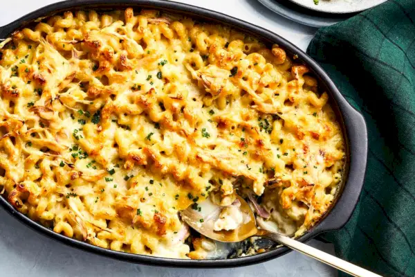 Raclette macaroni au gruyère et fromage aux échalotes marinées