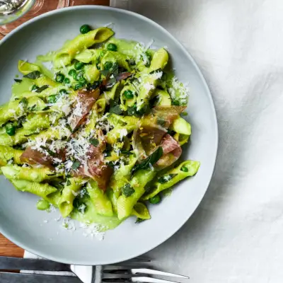 Garganelli aux pois speck et crème d'oignons verts