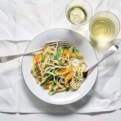 Spaghetti au beurre de fleurs de courge et aux haricots d'été