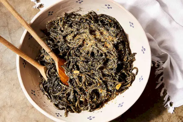 Spaghetti à l'Encre de Calamar, Moules, Chapelure