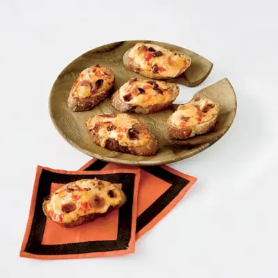 Syr Pimento & Bacon Crostini