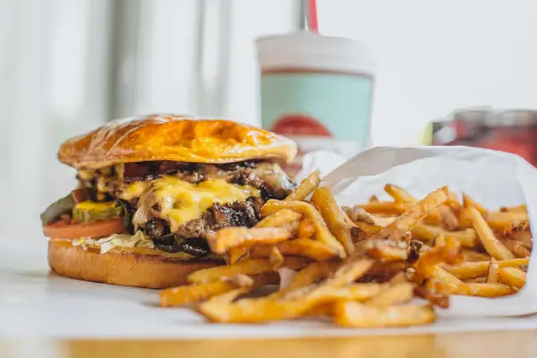 Burger et frites chez Tucker