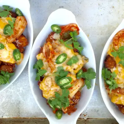 Tater Tot Nachos (Tatchos) mit Kimchi-Käsesauce