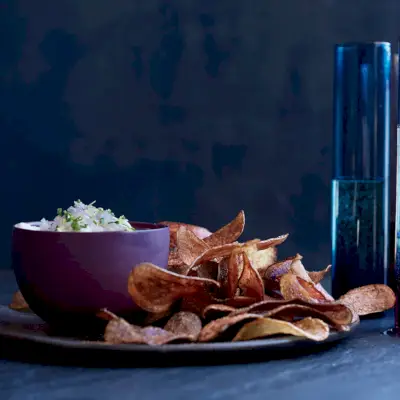 Kartoffelchips mit geschlagenem Beurre Blanc