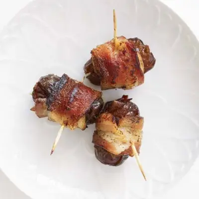 Mit Chorizo gefüllte Datteln im Speckmantel.