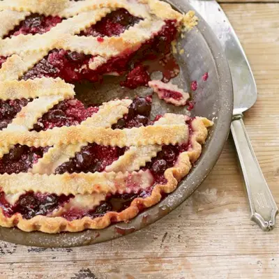 Torta di ciliegie e frutti di bosco