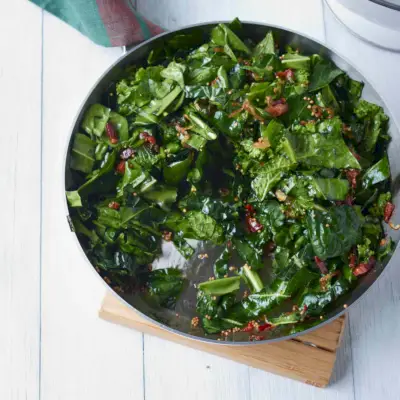 Légumes printaniers sautés au bacon et graines de moutarde