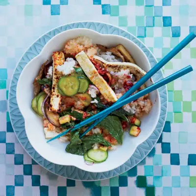 Bibimbap au tofu croustillant avec feuilles de moutarde et courgettes