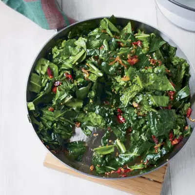 Légumes printaniers sautés au bacon et graines de moutarde