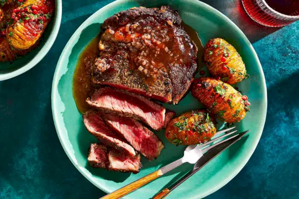 Steak au Poivre עם רוטב מחבת יין אדום