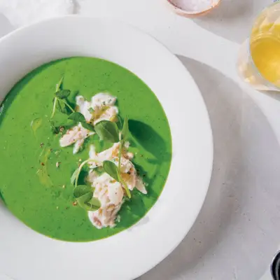 Sopa gelada de ervilha inglesa com caranguejo e limão Meyer