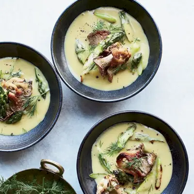 Sopa de espargos torrados com limão