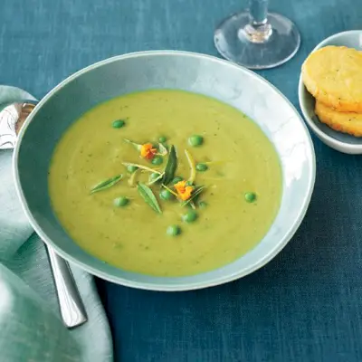 Sopa de espargos com moedas de shortbread de parmesão. Foto © David Malosh